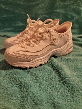 Skechers Women's White Athletic Lace-Up Sneakers Vintage D'lites
